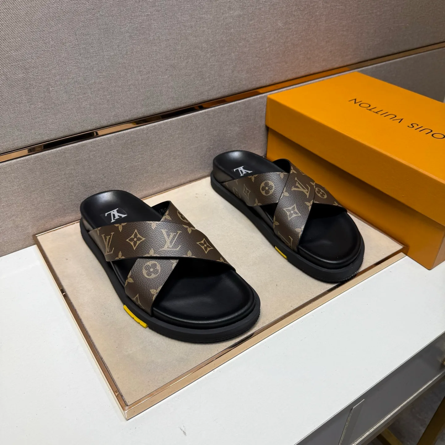 Men's men's shoes 💰pp420 [LV～] Men's casual slippers 2025z cabinet sales simultaneously 🔶Size: 38-44#️⃣ 🔷2 colors🔜The upper is made of multi-material splicing➕Cow leather lining, comfortable and breathable, sole: original comfortable, wear-resistant and non-slip outsole, ⚠️Real shot📱Photographed🎬The real thing is better📢📢📢